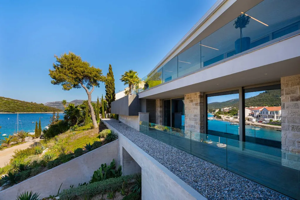 Beachfront Villa with Infinity Pool in Korčula