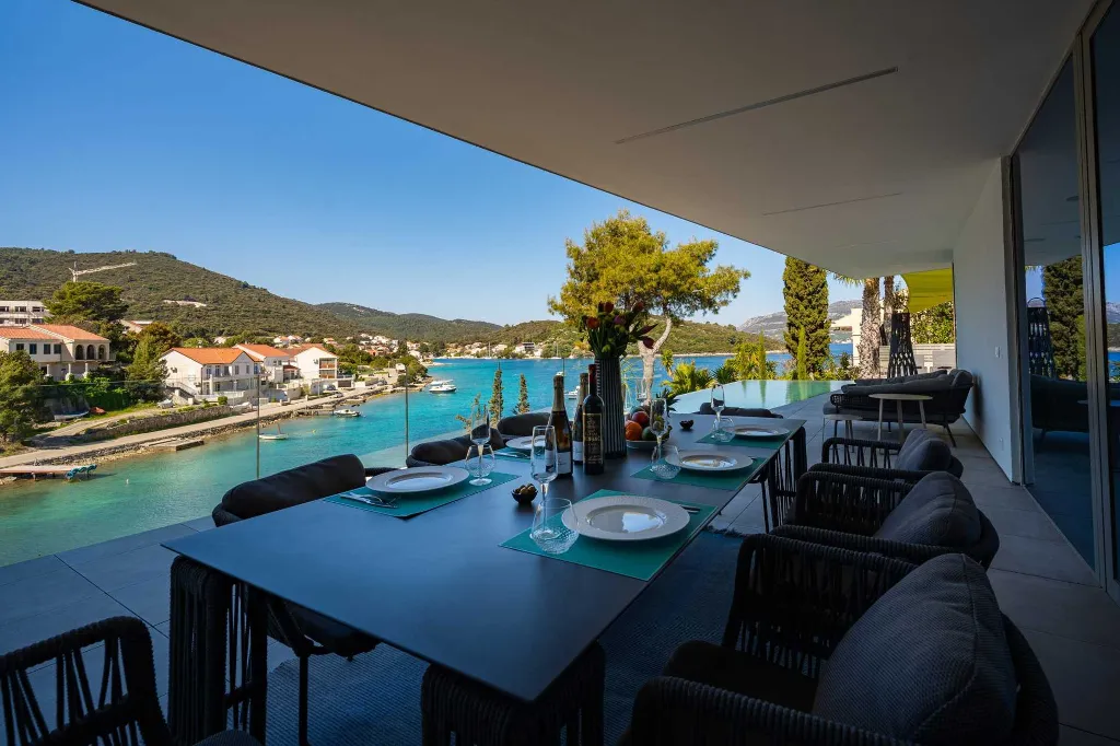 Beachfront Villa with Infinity Pool in Korčula