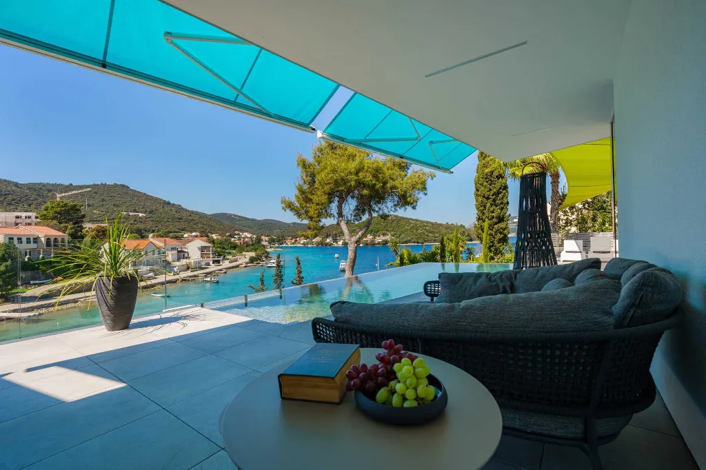 Beachfront Villa with Infinity Pool in Korčula