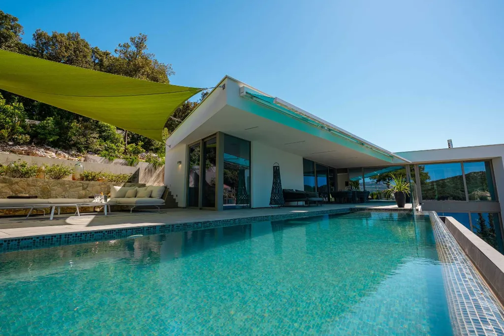 Beachfront Villa with Infinity Pool in Korčula