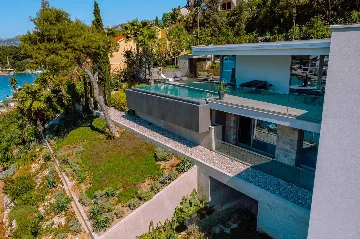 Beachfront Villa with Infinity Pool in Korčula