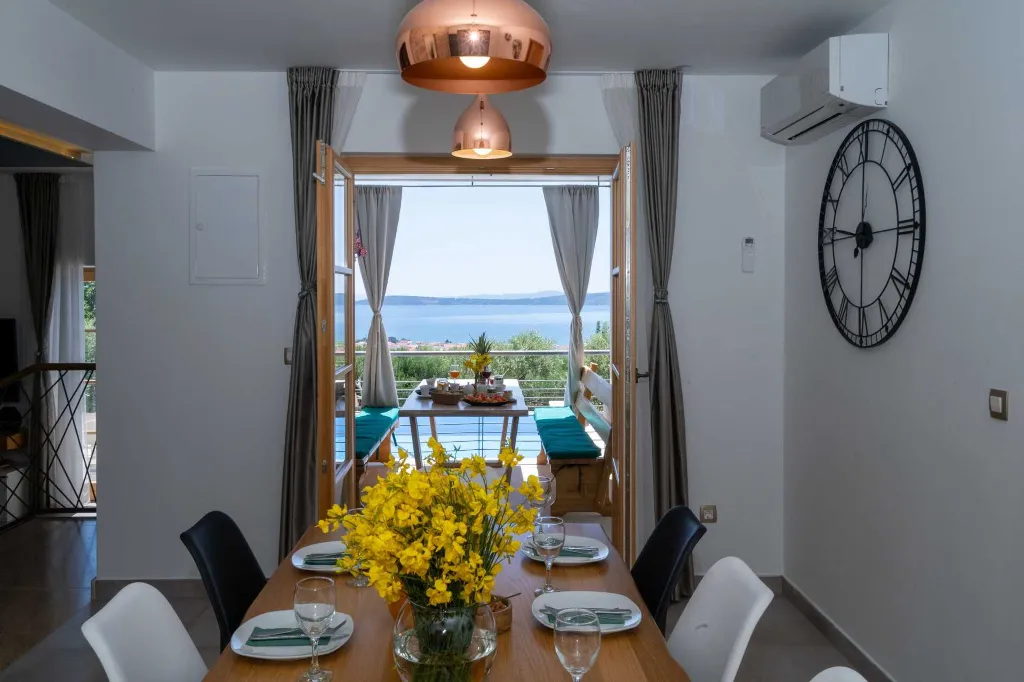 Modern Family Villa with Pool, Kaštel Lukšić