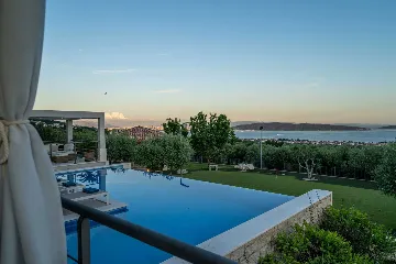 Modern Family Villa with Pool, Kaštel Lukšić