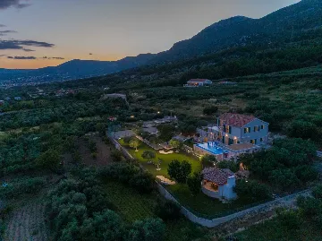 Modern Family Villa with Pool, Kaštel Lukšić