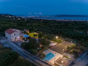 Modern Family Villa with Pool, Kaštel Lukšić