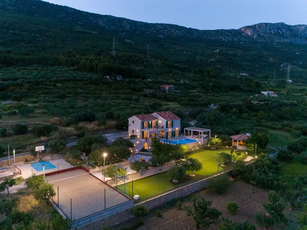 Modern Family Villa with Pool, Kaštel Lukšić