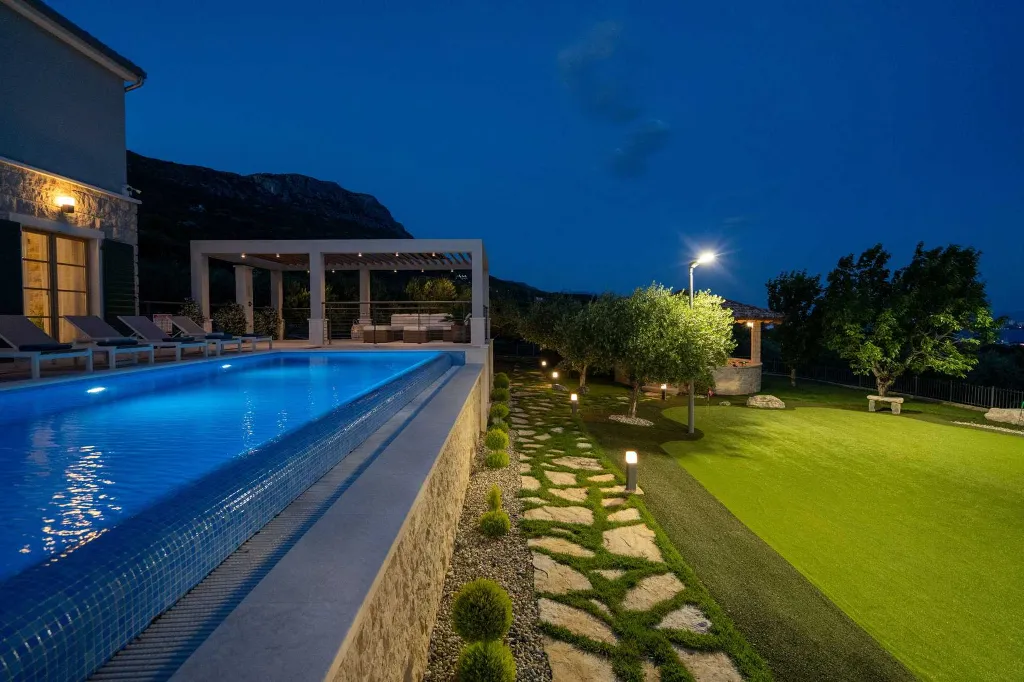 Modern Family Villa with Pool, Kaštel Lukšić