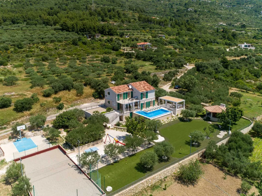 Modern Family Villa with Pool, Kaštel Lukšić