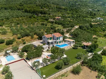 Modern Family Villa with Pool, Kaštel Lukšić