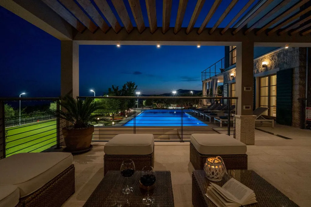 Modern Family Villa with Pool, Kaštel Lukšić