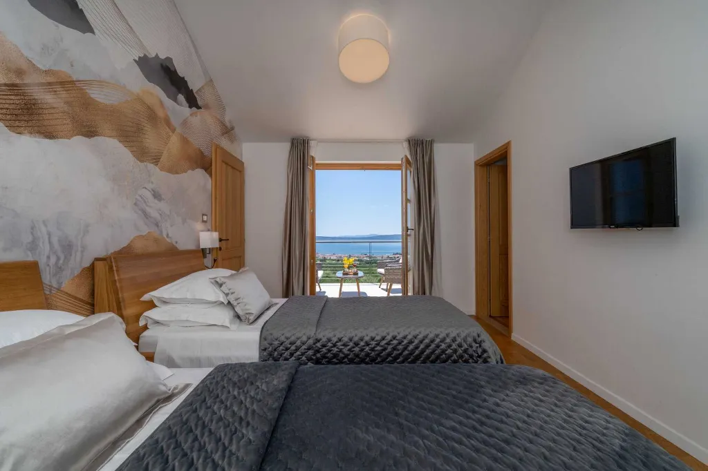 Modern Family Villa with Pool, Kaštel Lukšić