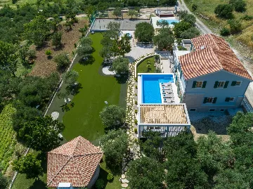 Modern Family Villa with Pool, Kaštel Lukšić