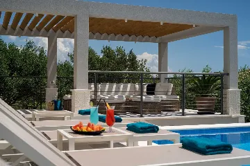 Modern Family Villa with Pool, Kaštel Lukšić
