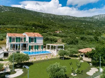 Modern Family Villa with Pool, Kaštel Lukšić