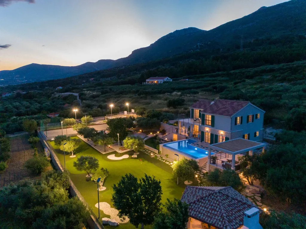 Modern Family Villa with Pool, Kaštel Lukšić