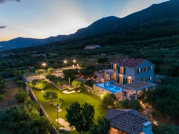 Modern Family Villa with Pool, Kaštel Lukšić