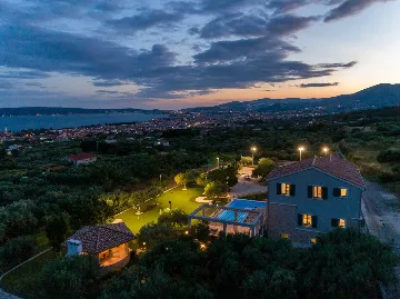 Modern Family Villa with Pool, Kaštel Lukšić