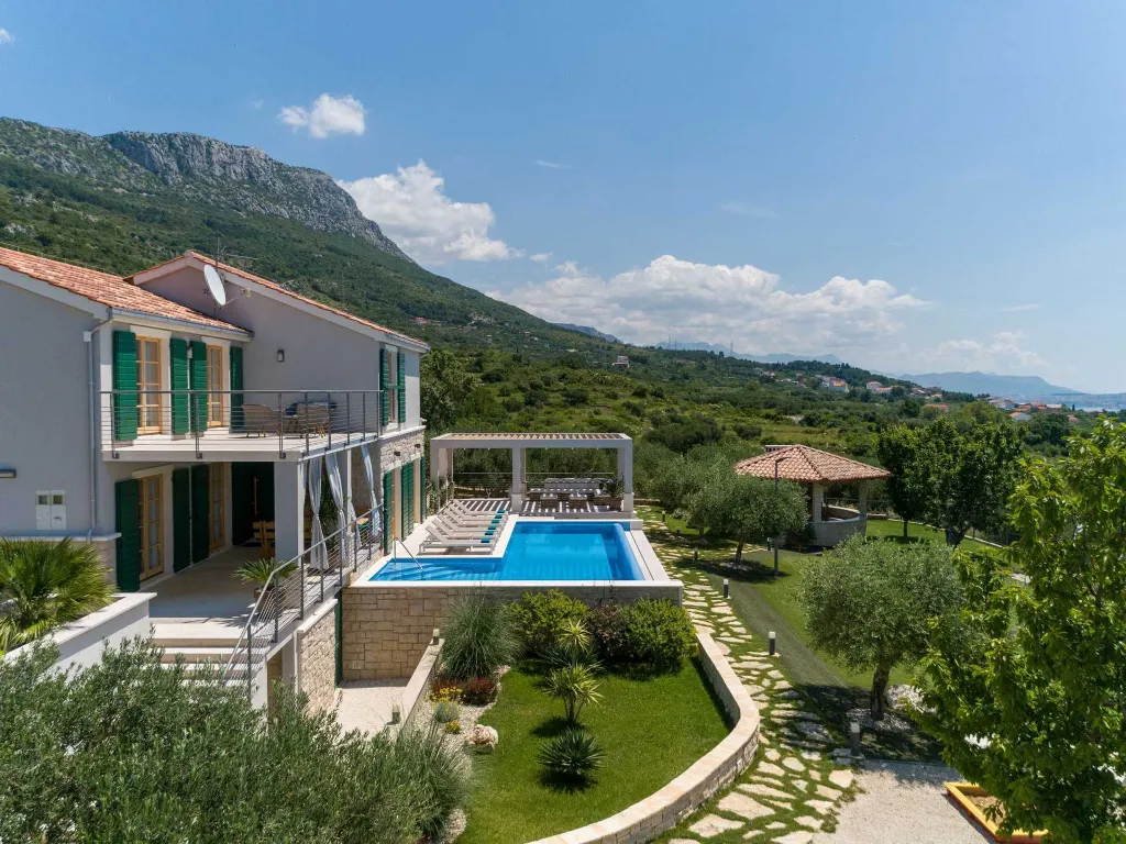 Modern Family Villa with Pool, Kaštel Lukšić