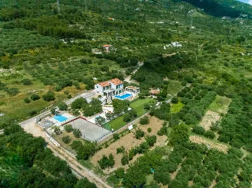 Modern Family Villa with Pool, Kaštel Lukšić