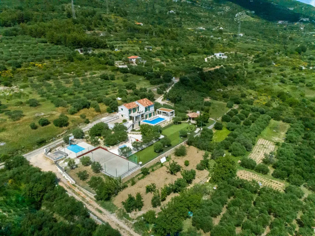 Modern Family Villa with Pool, Kaštel Lukšić