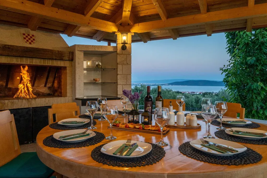 Modern Family Villa with Pool, Kaštel Lukšić