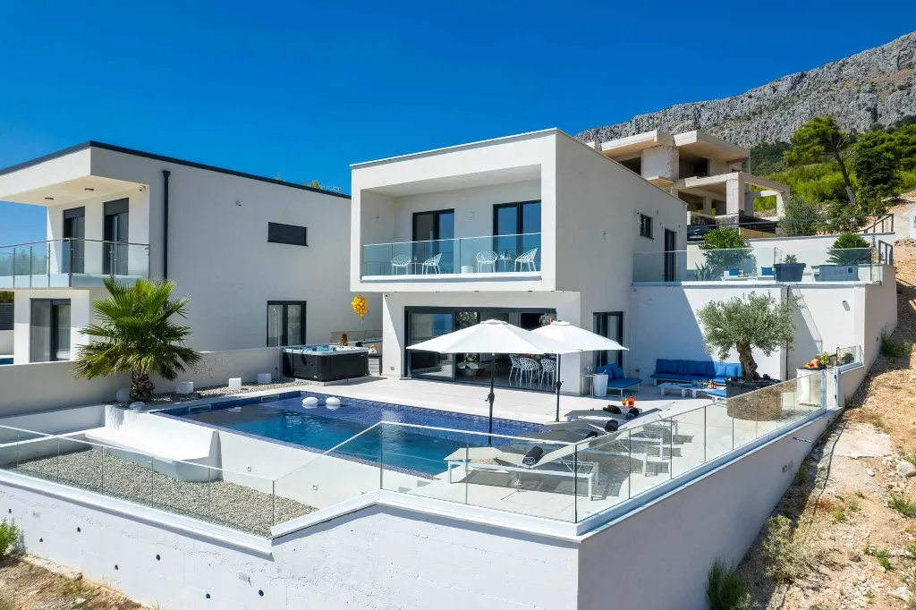 Modern Seaside Villa with Infinity Pool in Dugi Rat