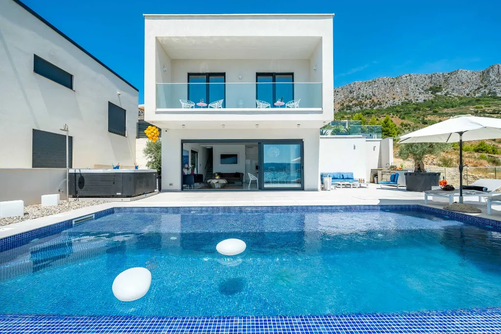 Modern Seaside Villa with Infinity Pool in Dugi Rat