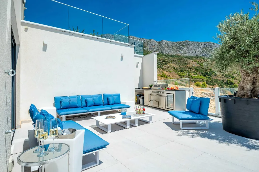 Modern Seaside Villa with Infinity Pool in Dugi Rat