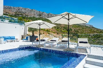 Modern Seaside Villa with Infinity Pool in Dugi Rat