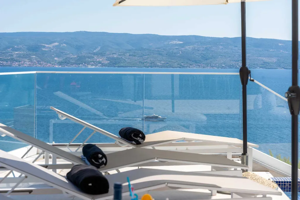 Modern Seaside Villa with Infinity Pool in Dugi Rat