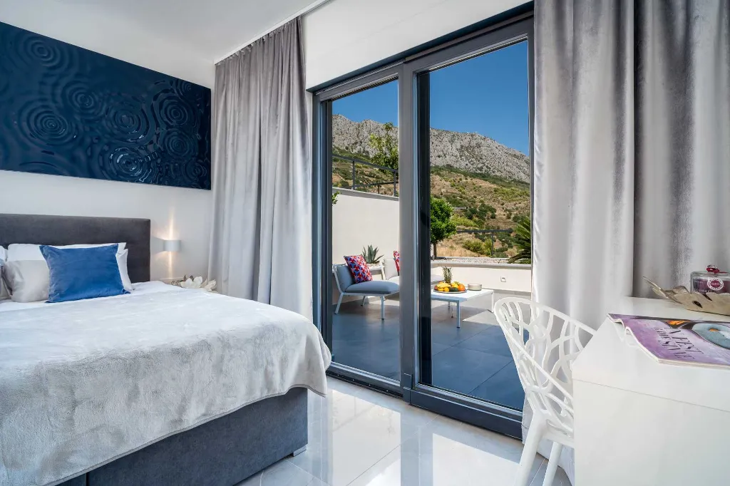 Modern Seaside Villa with Infinity Pool in Dugi Rat