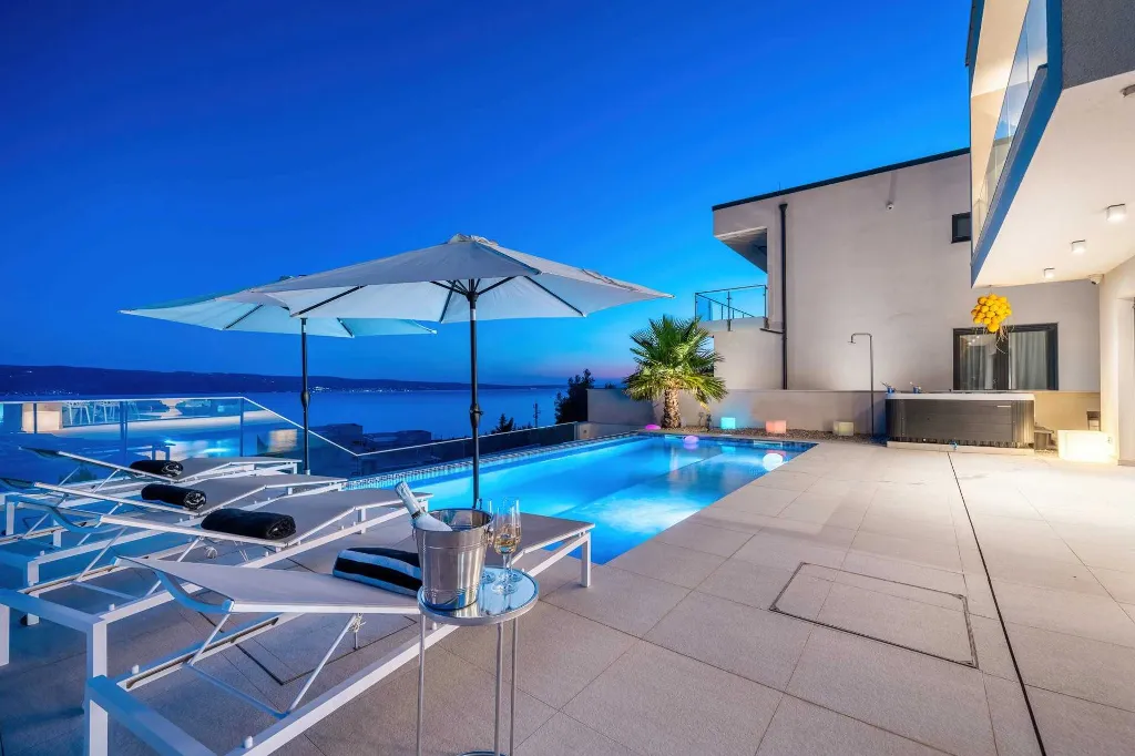 Modern Seaside Villa with Infinity Pool in Dugi Rat