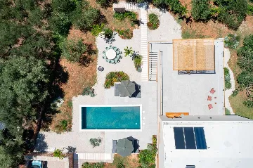 Modern Five-Bedroom Villa with Pool in Stari Grad