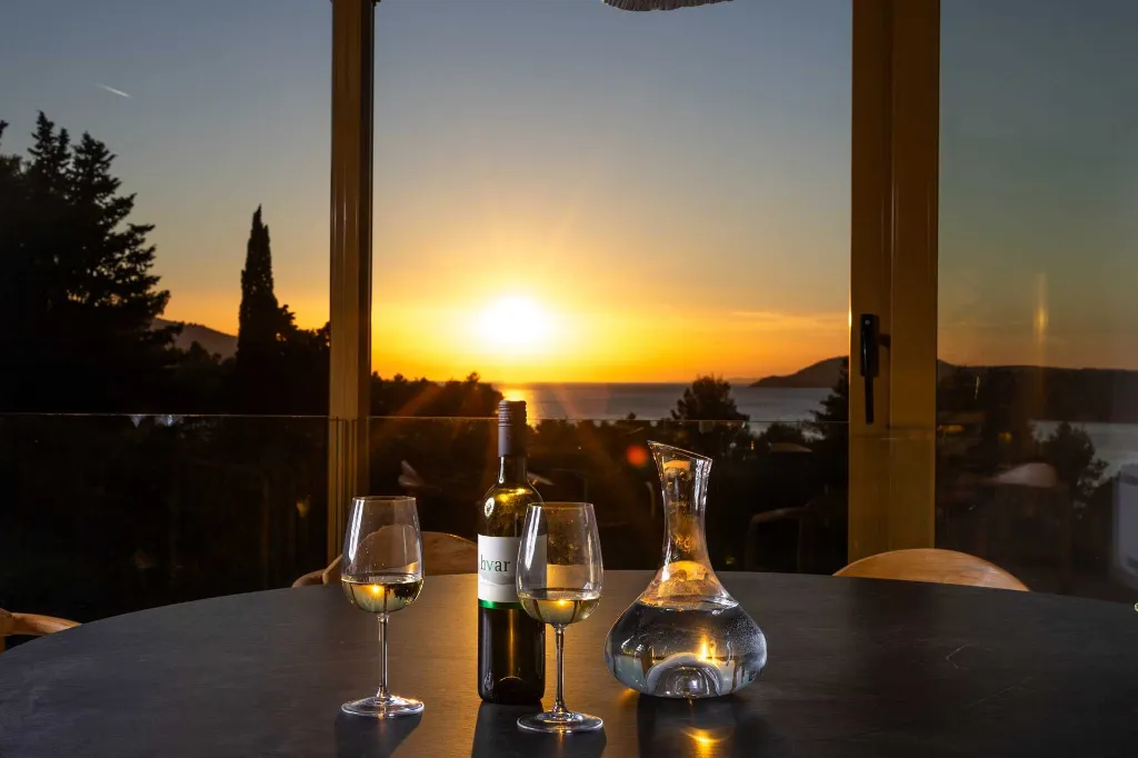 Modern Five-Bedroom Villa with Pool in Stari Grad