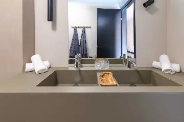 Modern Five-Bedroom Villa with Pool in Stari Grad