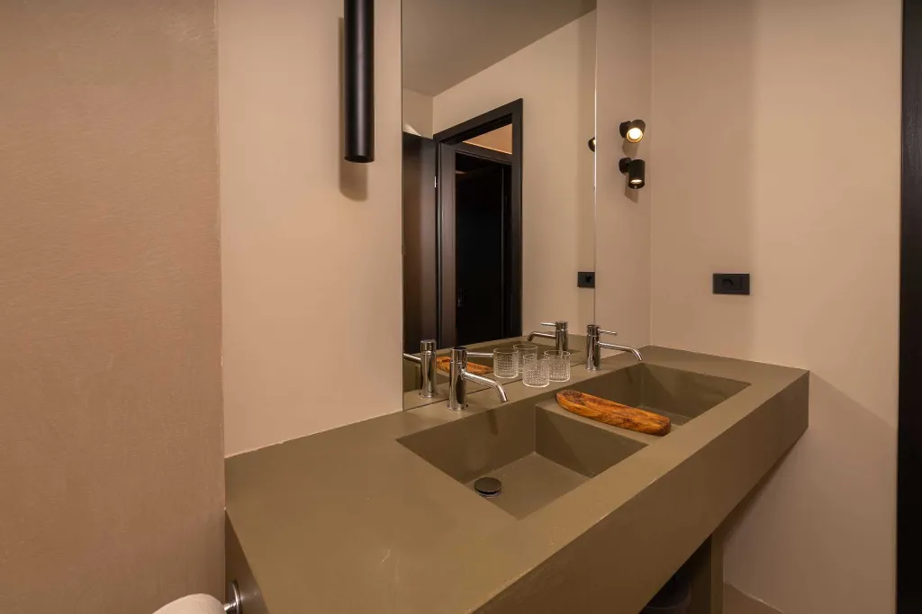 Modern Five-Bedroom Villa with Pool in Stari Grad