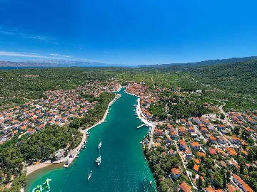 Modern Five-Bedroom Villa with Pool in Stari Grad