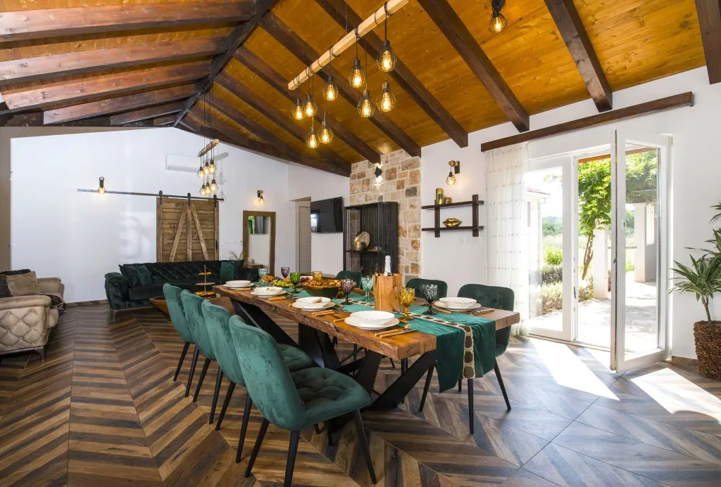 Mediterranean Stone Villa with Pool in Milna