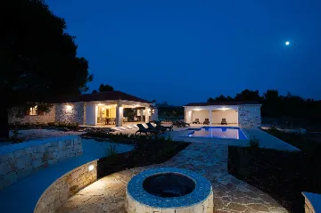 Mediterranean Stone Villa with Pool in Milna