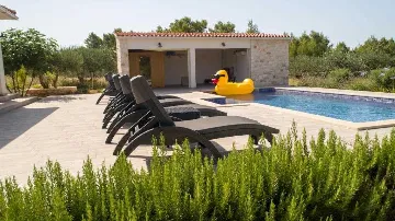 Mediterranean Stone Villa with Pool in Milna