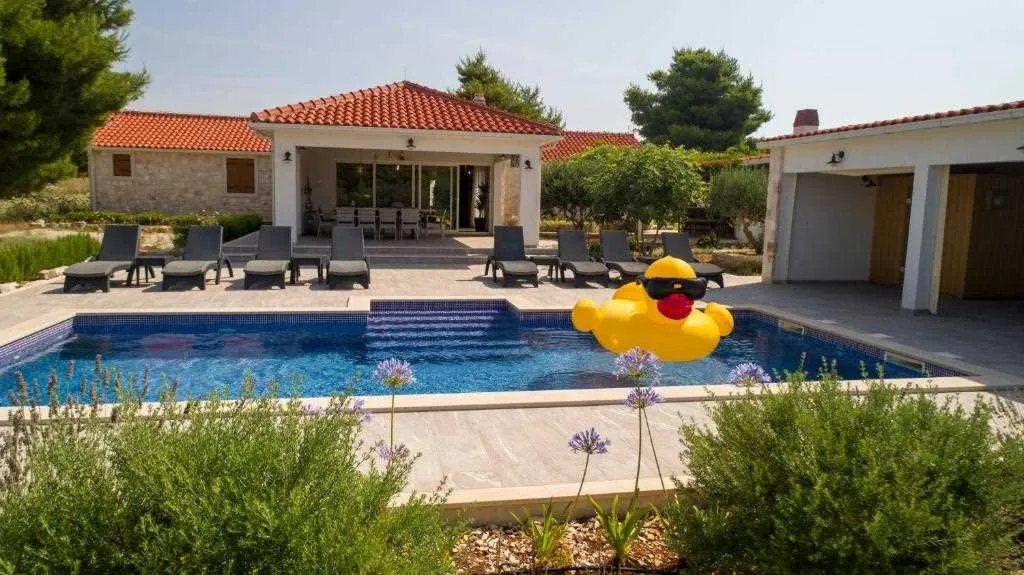 Mediterranean Stone Villa with Pool in Milna