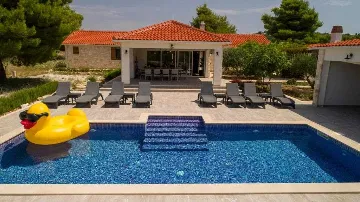 Mediterranean Stone Villa with Pool in Milna