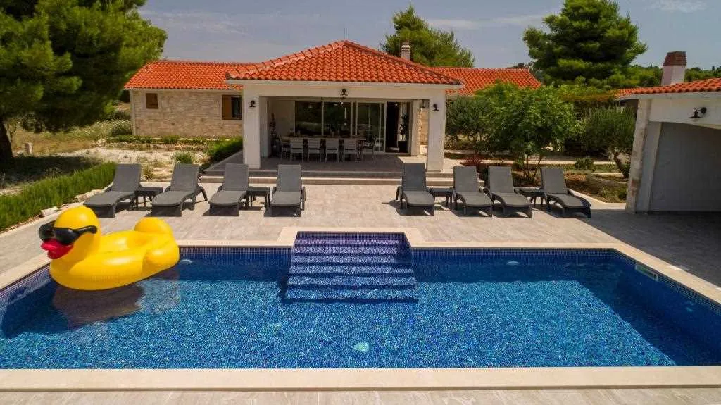 Mediterranean Stone Villa with Pool in Milna
