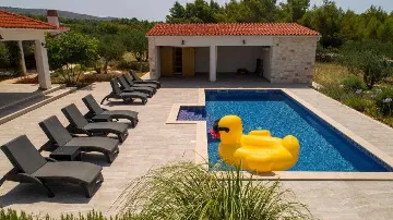 Mediterranean Stone Villa with Pool in Milna