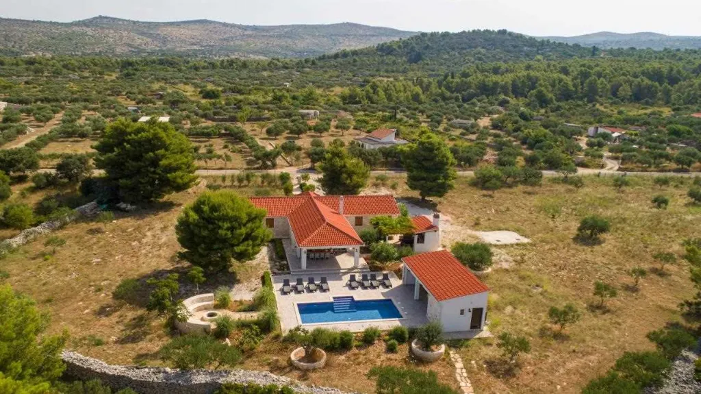 Mediterranean Stone Villa with Pool in Milna