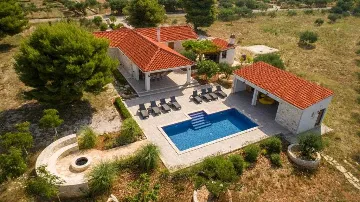 Mediterranean Stone Villa with Pool in Milna