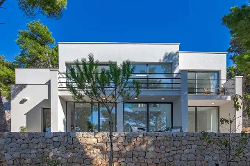 Modern Beachfront Villa with Pool Primošten