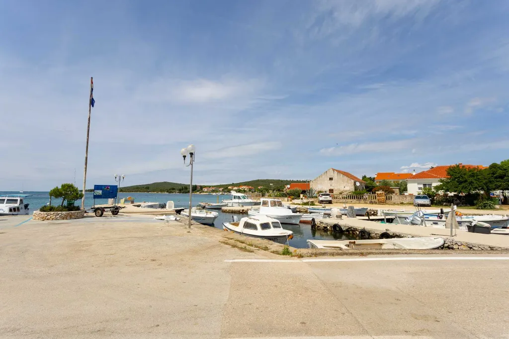 Spacious Five-Bedroom Villa with Pool in Ugljan