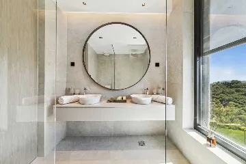 Spacious Five-Bedroom Villa with Pool in Ugljan