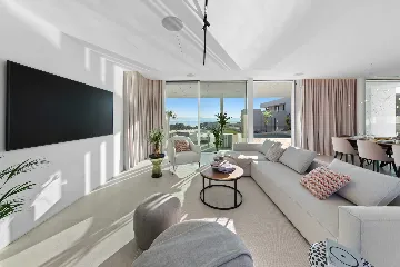 Spacious Five-Bedroom Villa with Pool in Ugljan